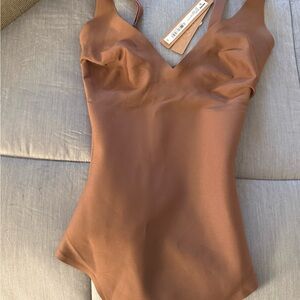 SKIMS BODY UNLINED PLUNGE THONG BODYSUIT in Jasper